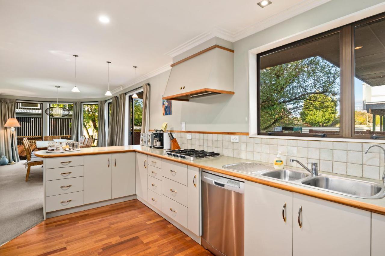 Taupo Escape - Rainbow Point Holiday Home 외부 사진