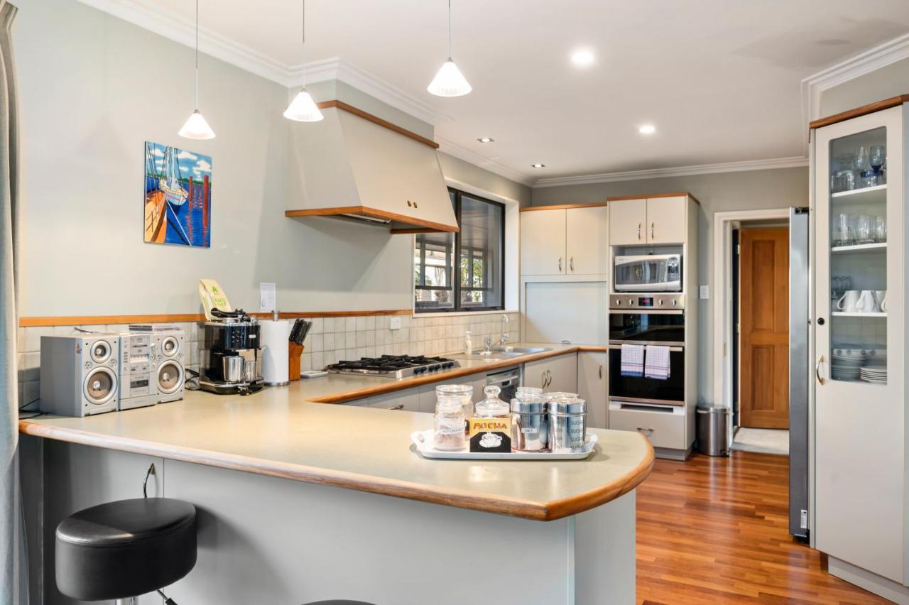 Taupo Escape - Rainbow Point Holiday Home 외부 사진