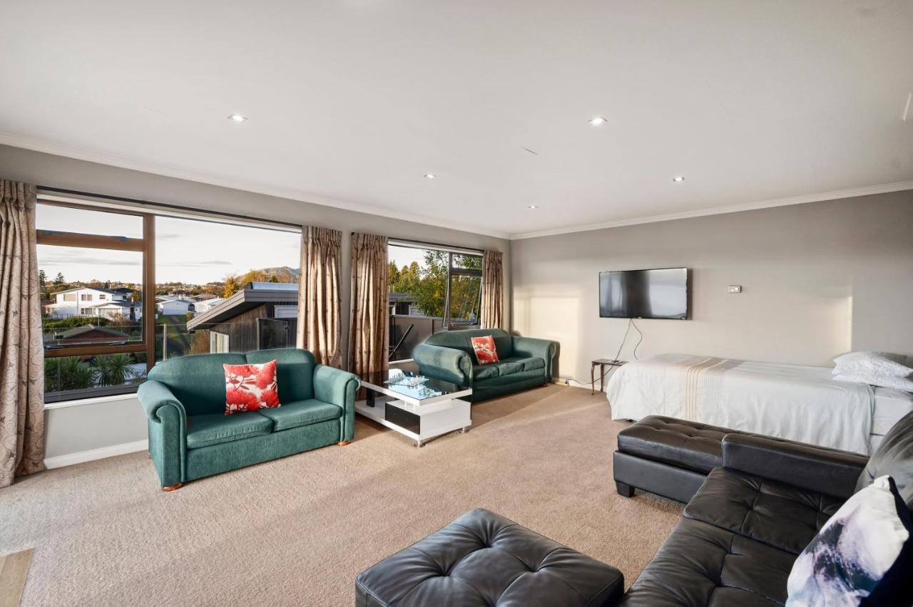 Taupo Escape - Rainbow Point Holiday Home 외부 사진